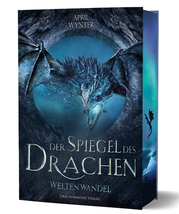 Das Cover zeigt einen fliegenden Drachen frontal, umgeben von einem Steinkreis. Darunter sieht man den Titel. Das Cover ist in Blau und Schwarz gehalten. Auf dem Buchschnitt sind Polarlichter über der Silhouette eines fliegenden Drachen. Darunter stehen zwei Menschen in einer schneebedeckten Berglandschaft.